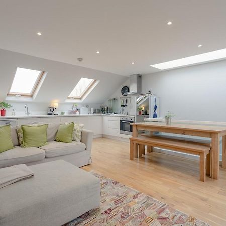 2 Bedroom Apartment Hammersmith Grove Sleeps 4 ลอนดอน ภายนอก รูปภาพ