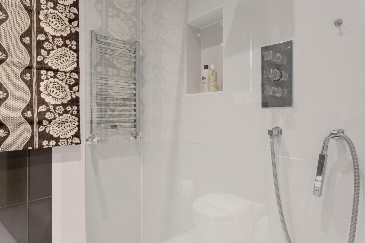 2 Bedroom Apartment Hammersmith Grove Sleeps 4 ลอนดอน ภายนอก รูปภาพ